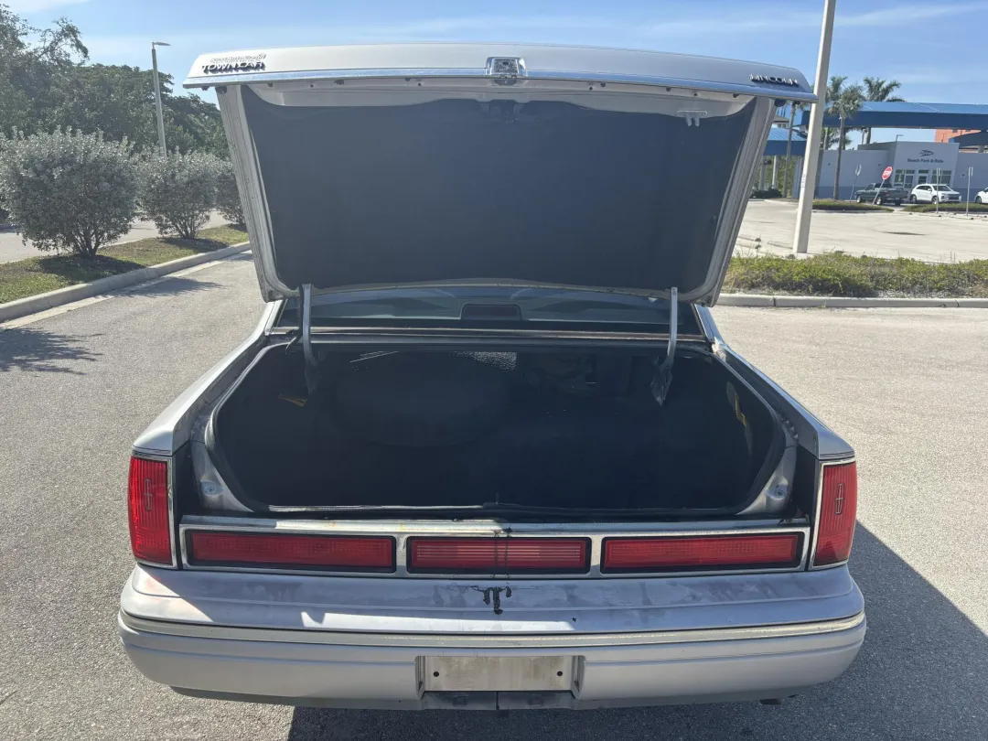 1997 Lincoln TOWN CAR - 1LNLM81W0VY728974 - Image #10