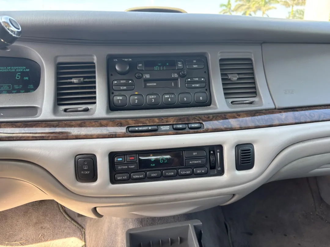 1997 Lincoln TOWN CAR - 1LNLM81W0VY728974 - Image #19
