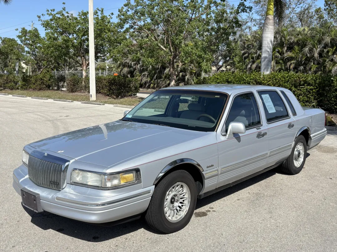 1997 Lincoln TOWN CAR - 1LNLM81W0VY728974 - Image #2