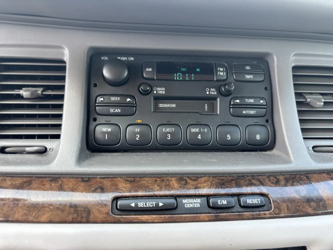 1997 Lincoln TOWN CAR - 1LNLM81W0VY728974 - Image #20