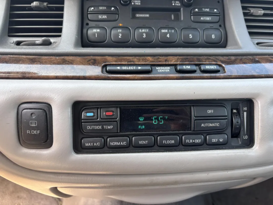 1997 Lincoln TOWN CAR - 1LNLM81W0VY728974 - Image #21