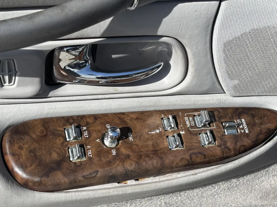 1997 Lincoln TOWN CAR - 1LNLM81W0VY728974 - Image #24