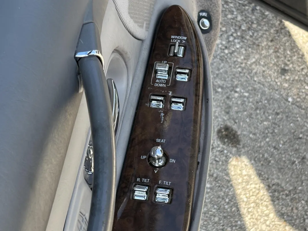 1997 Lincoln TOWN CAR - 1LNLM81W0VY728974 - Image #25