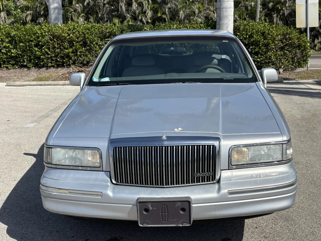 1997 Lincoln TOWN CAR - 1LNLM81W0VY728974 - Image #3