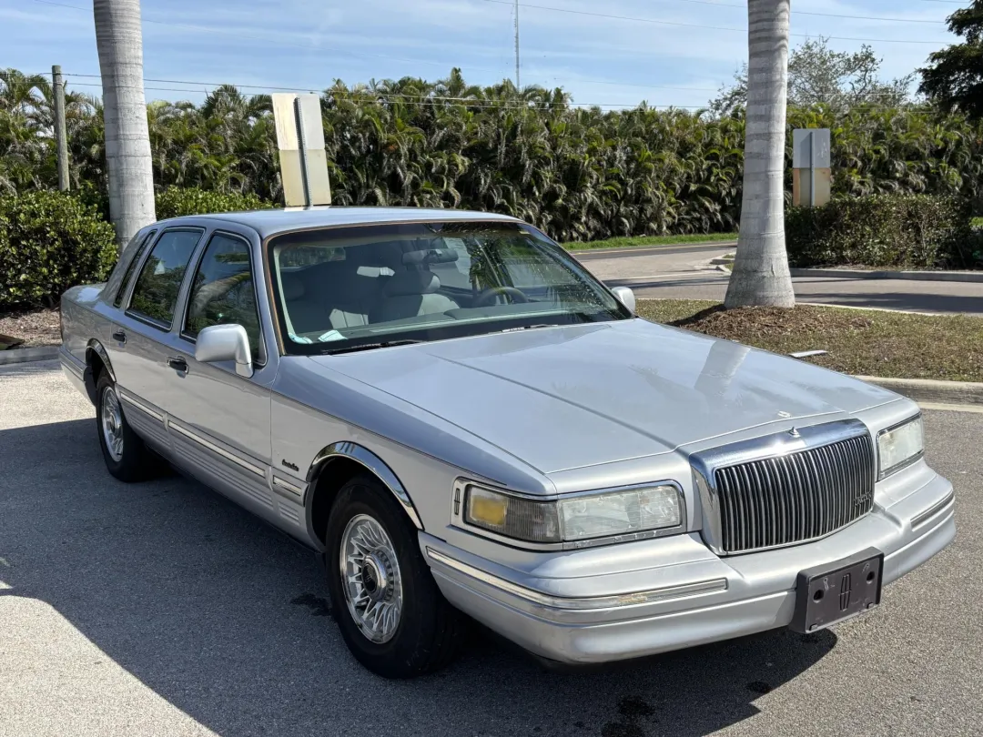 1997 Lincoln TOWN CAR - 1LNLM81W0VY728974 - Image #4