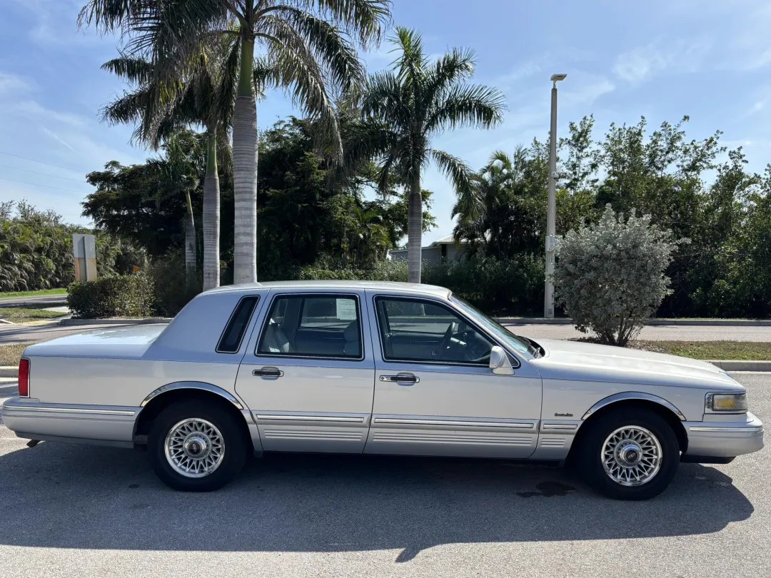 1997 Lincoln TOWN CAR - 1LNLM81W0VY728974 - Image #5
