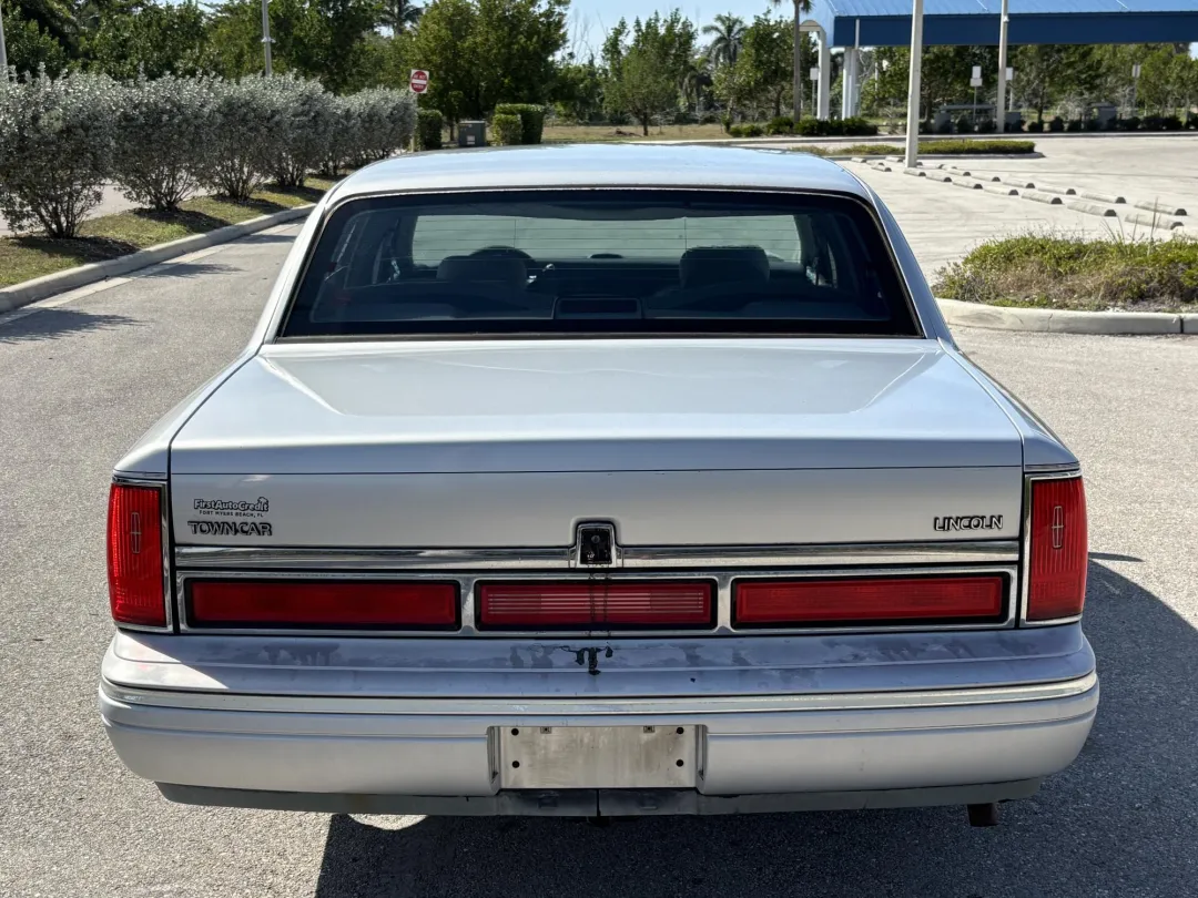 1997 Lincoln TOWN CAR - 1LNLM81W0VY728974 - Image #7