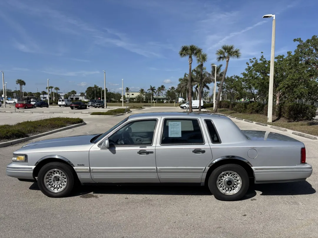 1997 Lincoln TOWN CAR - 1LNLM81W0VY728974 - Image #9