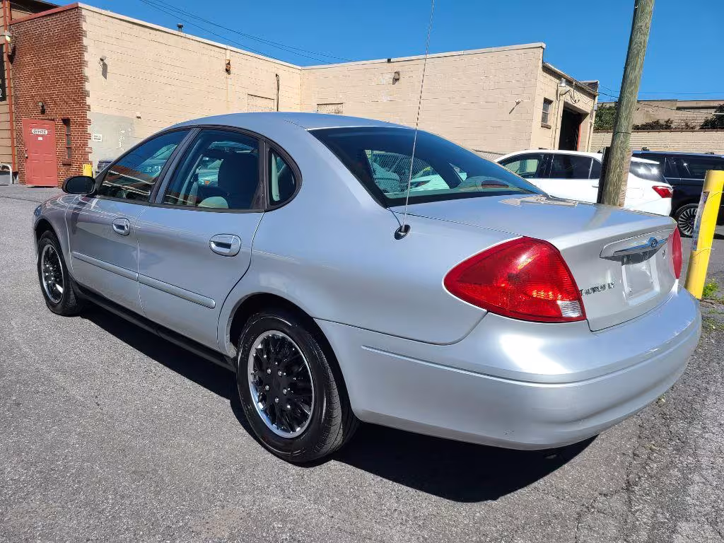 2001 Ford Taurus - 1FAFP52U61A167158 - Image #2
