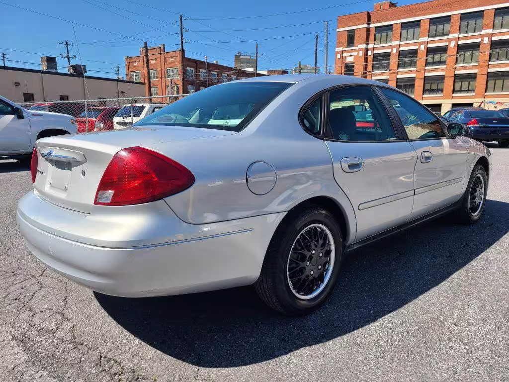 2001 Ford Taurus - 1FAFP52U61A167158 - Image #4