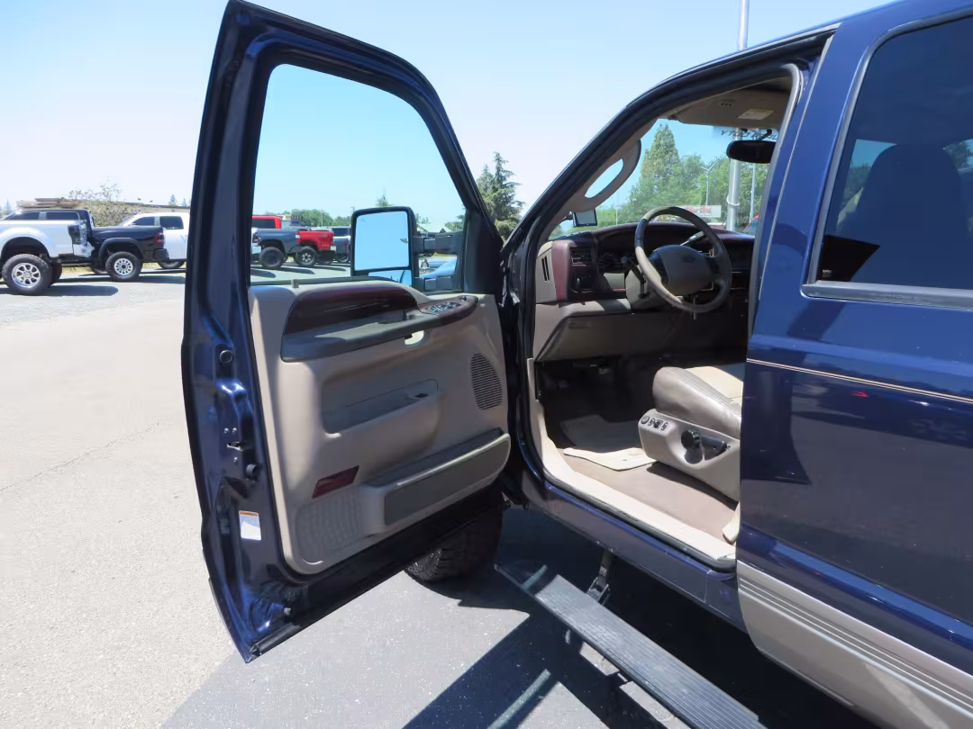 2003 Ford Excursion - 1FMSU45PX3ED70773 - Image #24