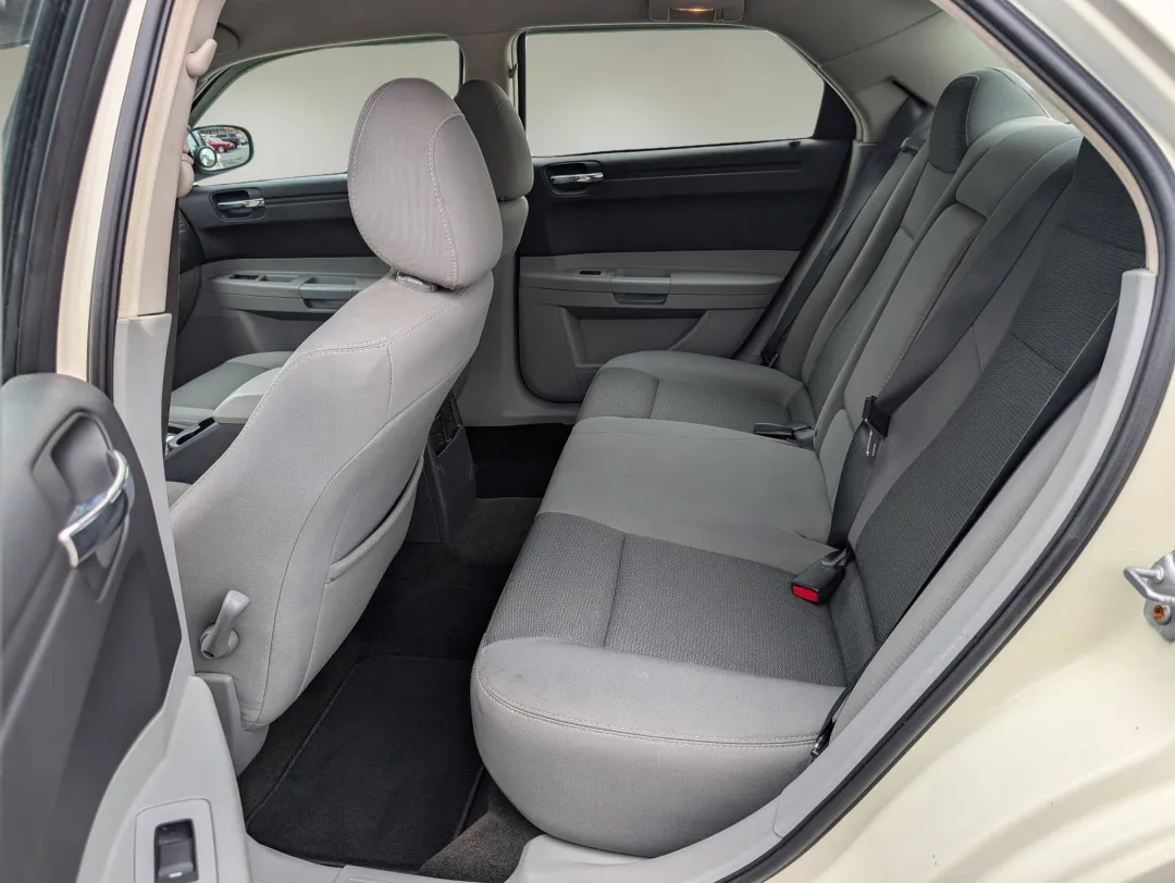 2007 Chrysler 300 - 2C3KA43R67H704396 - Image #11