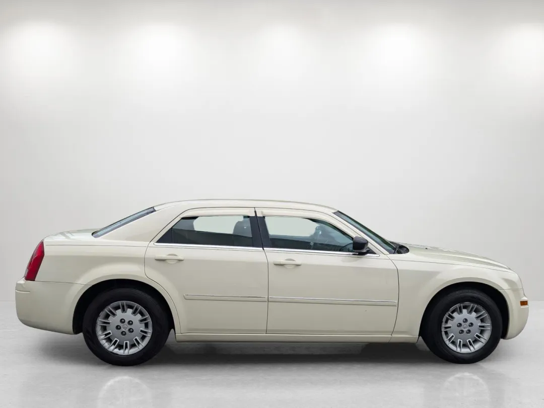 2007 Chrysler 300 - 2C3KA43R67H704396 - Image #4