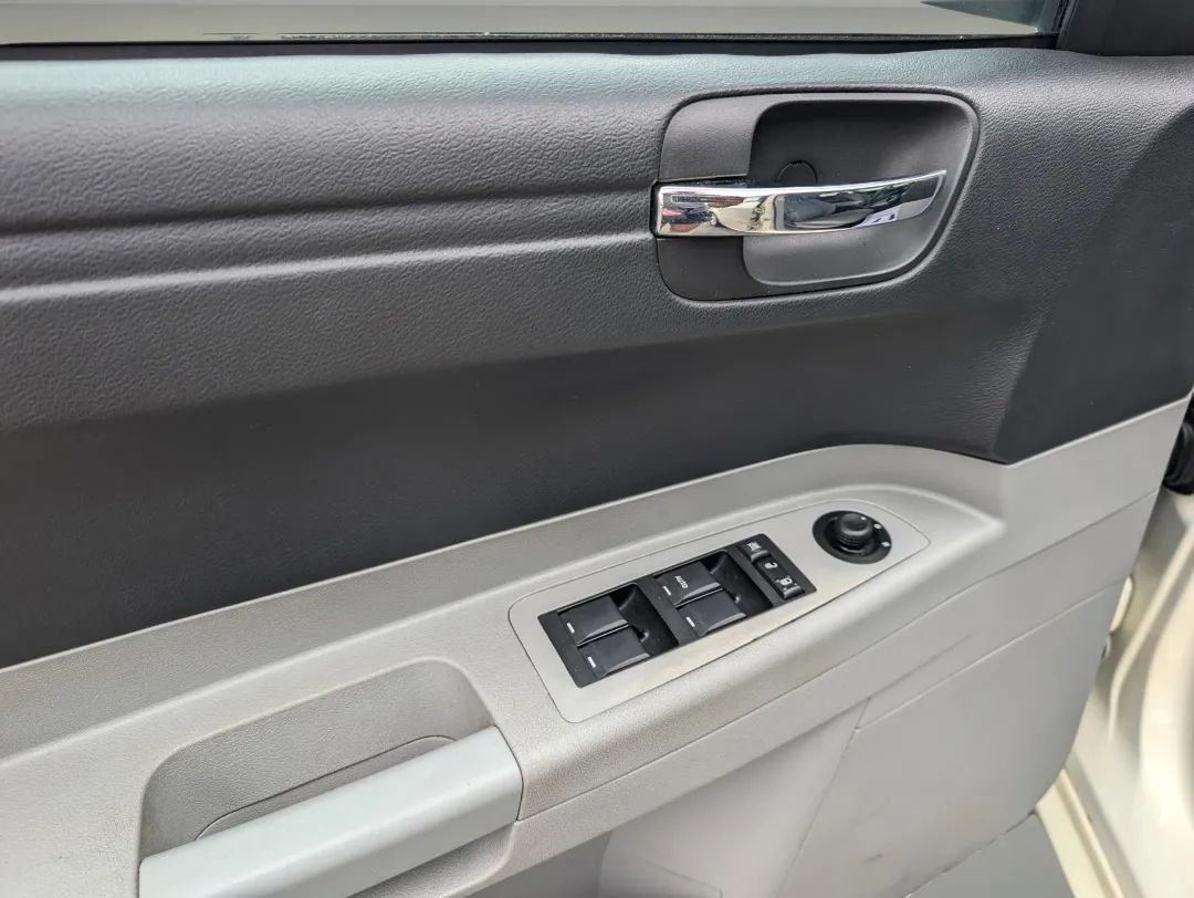 2007 Chrysler 300 - 2C3KA43R67H704396 - Image #9