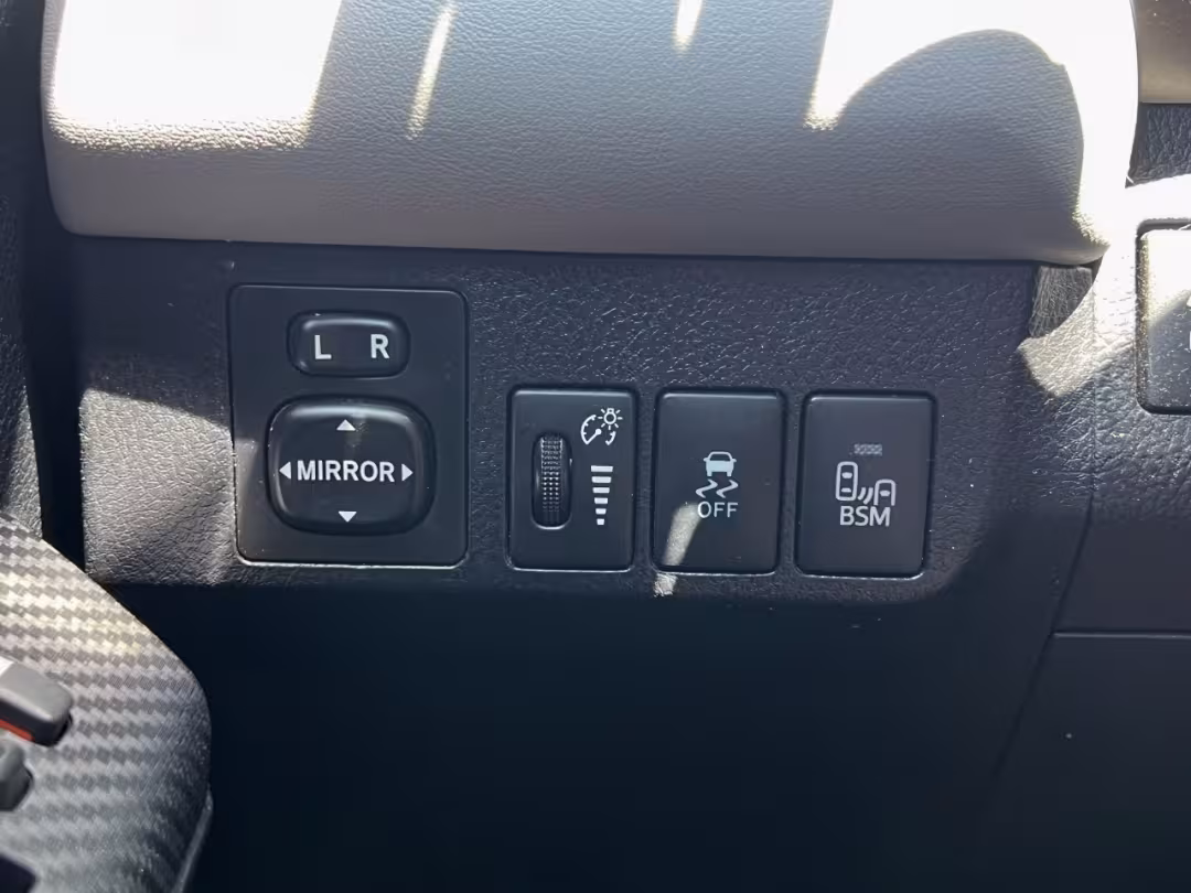2013 Toyota RAV4 - 2T3DFREV4DW001839 - Image #32