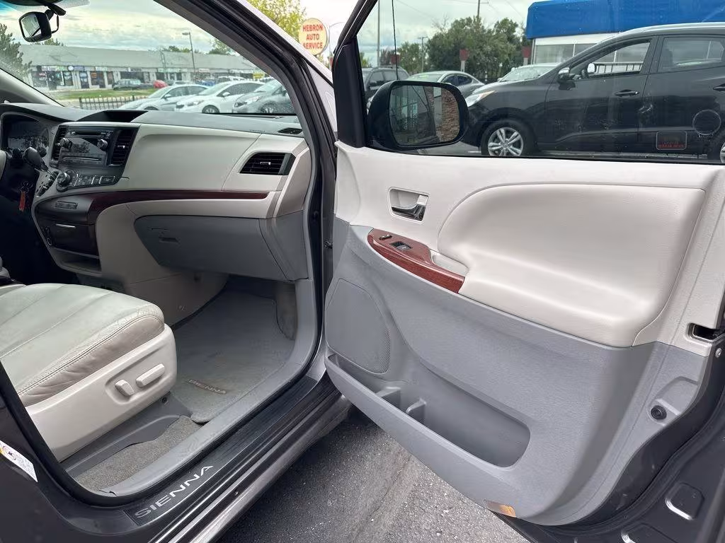 2013 Toyota Sienna - 5TDYK3DC9DS279941 - Image #46