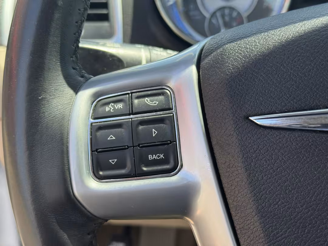 2014 Chrysler 300 - 2C3CCAAG3EH377600 - Image #17