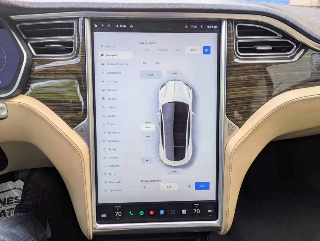 2014 Tesla Model S - 5YJSA1H1XEFP60261 - Image #11