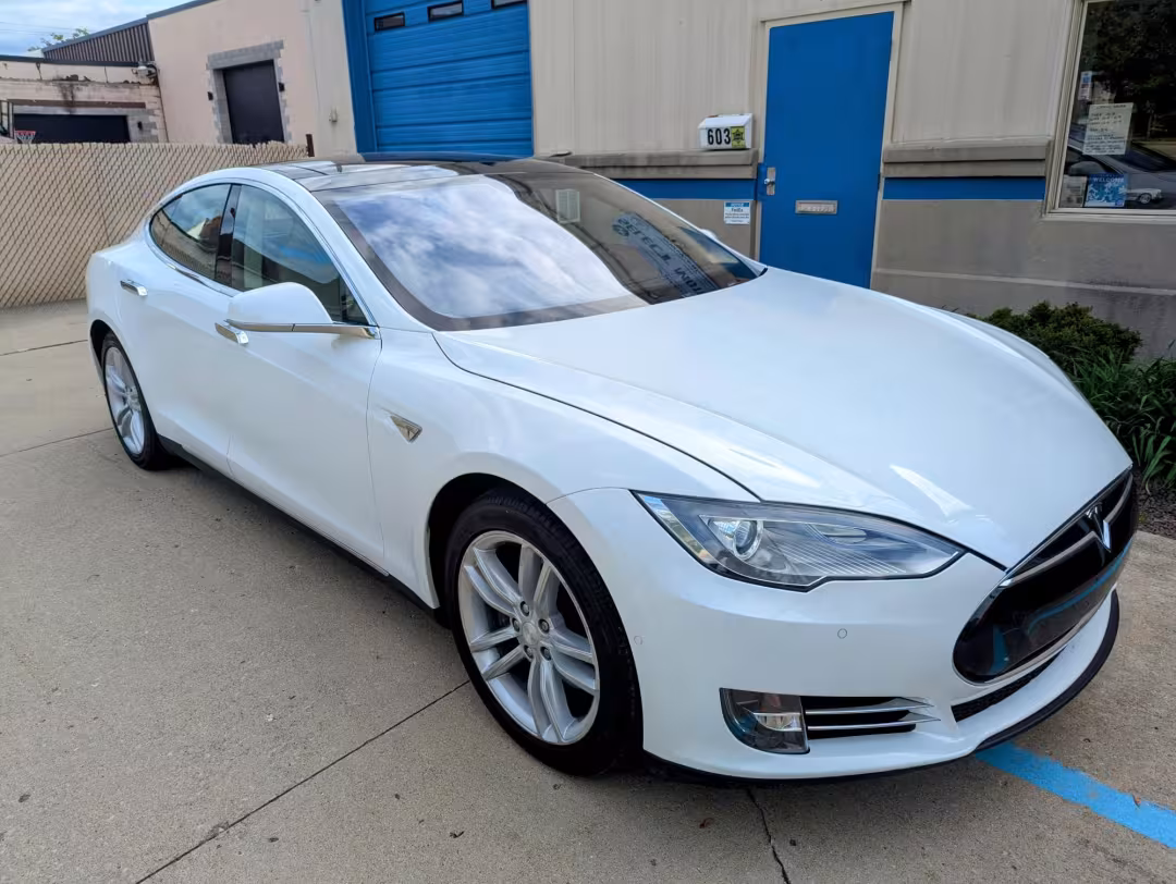 2014 Tesla Model S - 5YJSA1H1XEFP60261 - Image #12