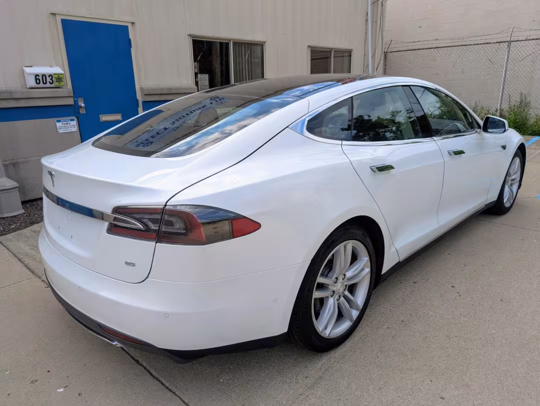 2014 Tesla Model S - 5YJSA1H1XEFP60261 - Image #14