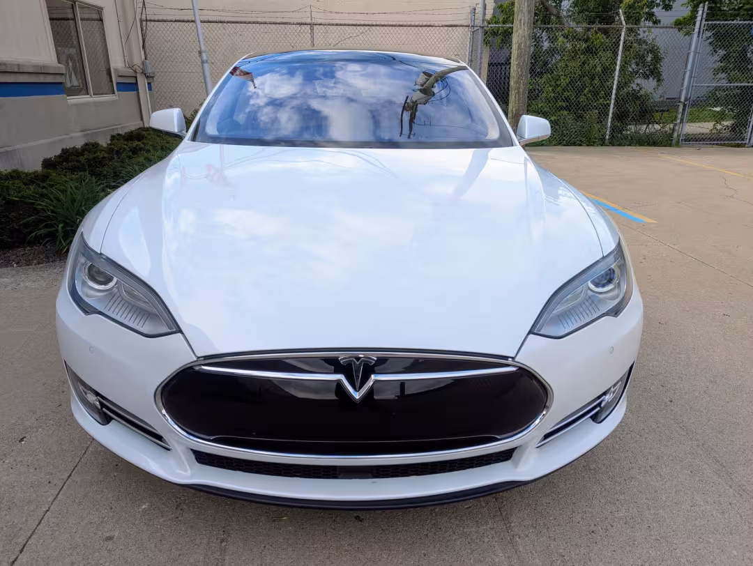 2014 Tesla Model S - 5YJSA1H1XEFP60261 - Image #2