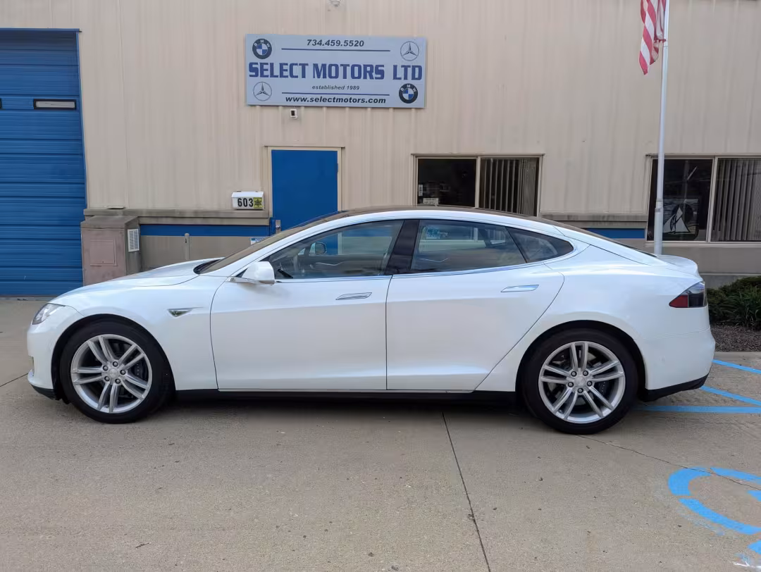 2014 Tesla Model S - 5YJSA1H1XEFP60261 - Image #3