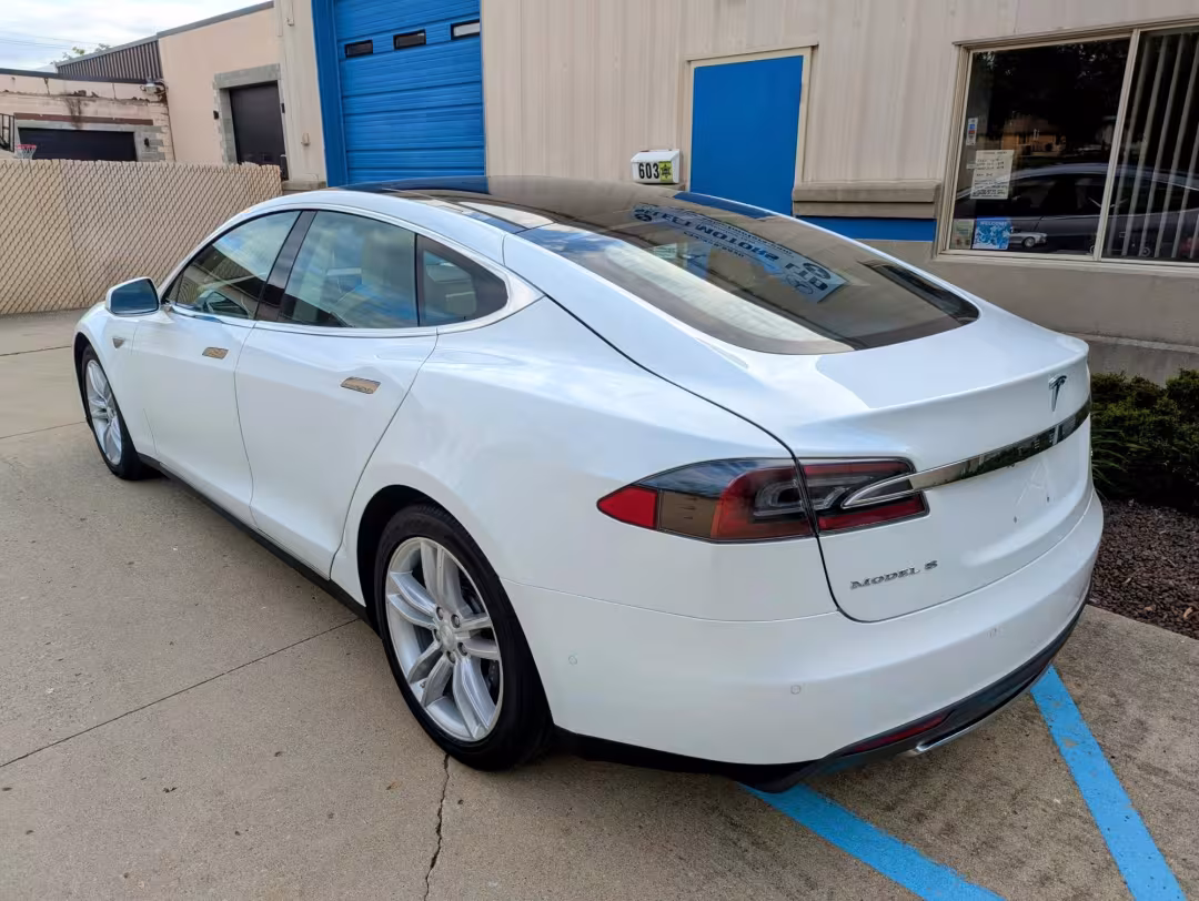2014 Tesla Model S - 5YJSA1H1XEFP60261 - Image #4