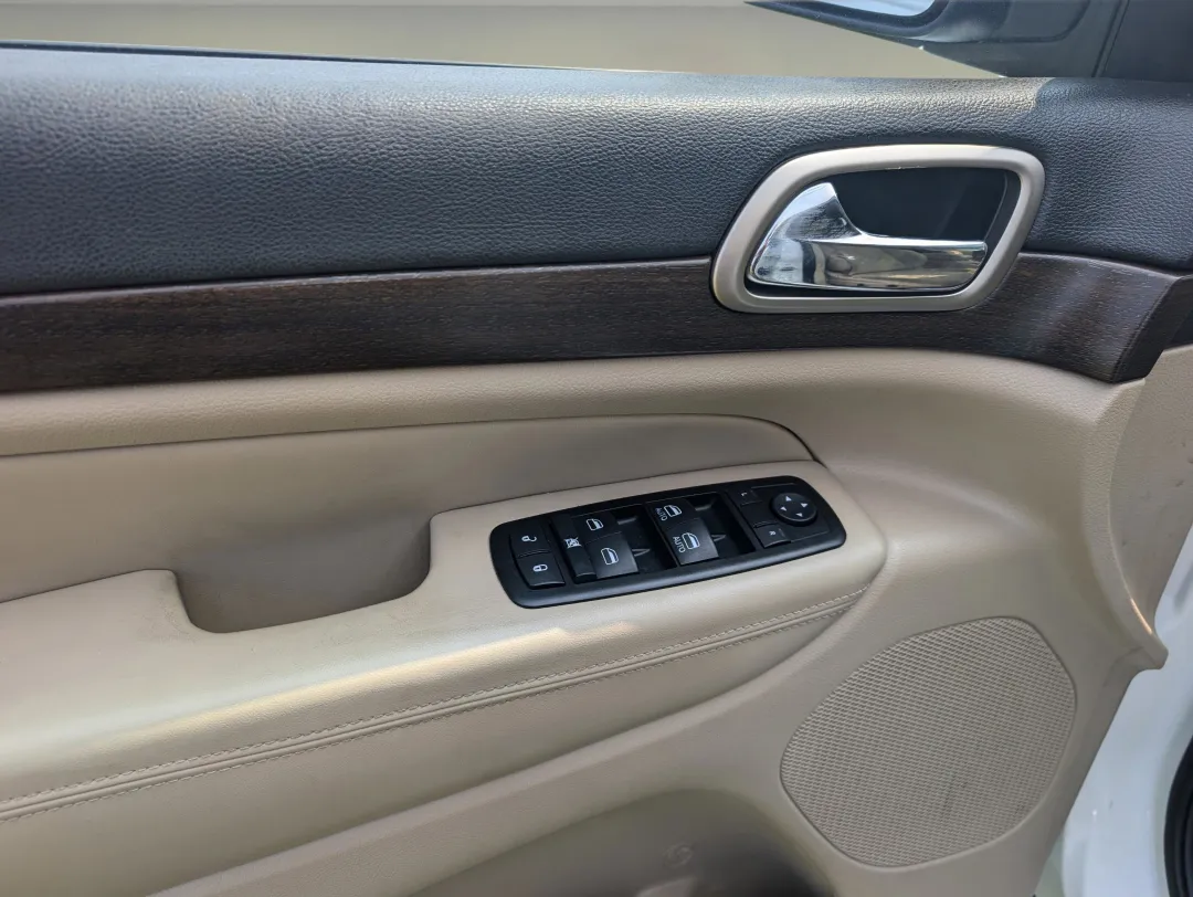 2015 Jeep Grand Cherokee - 1C4RJEAG2FC739858 - Image #9