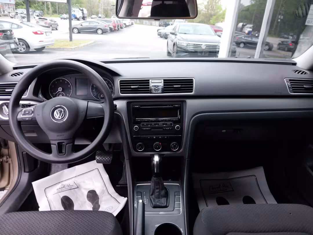 2015 Volkswagen Passat - 1VWAT7A3XFC045934 - Image #11