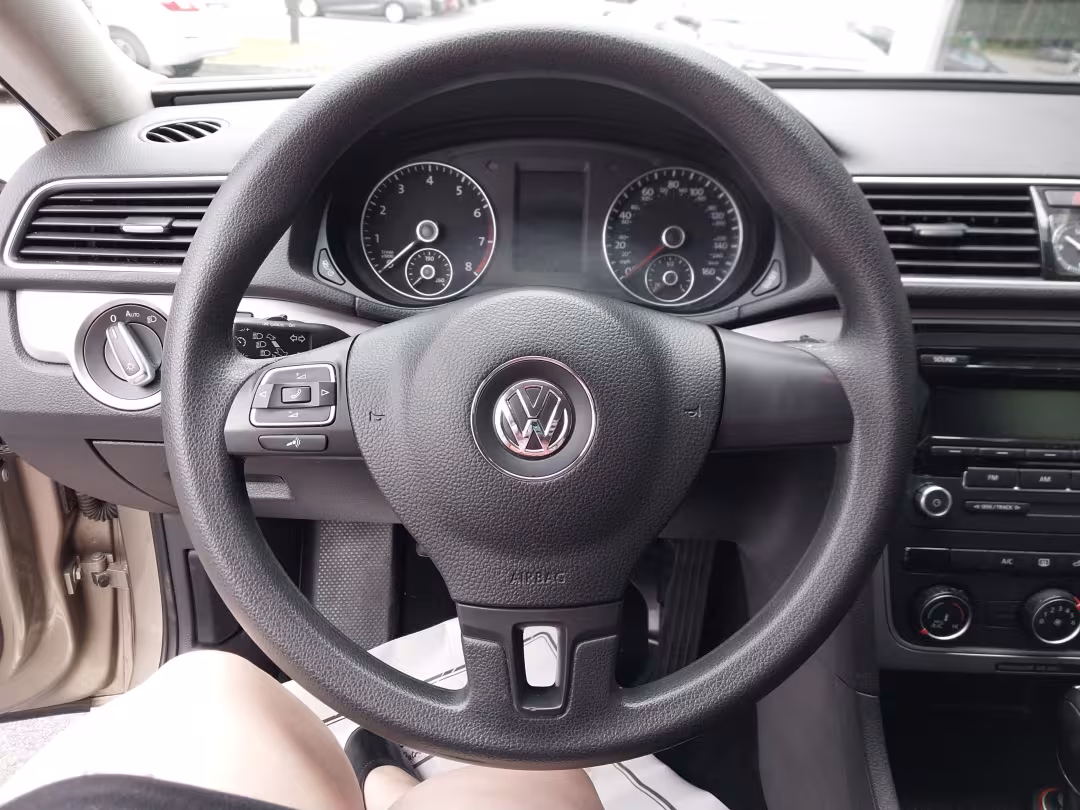2015 Volkswagen Passat - 1VWAT7A3XFC045934 - Image #12