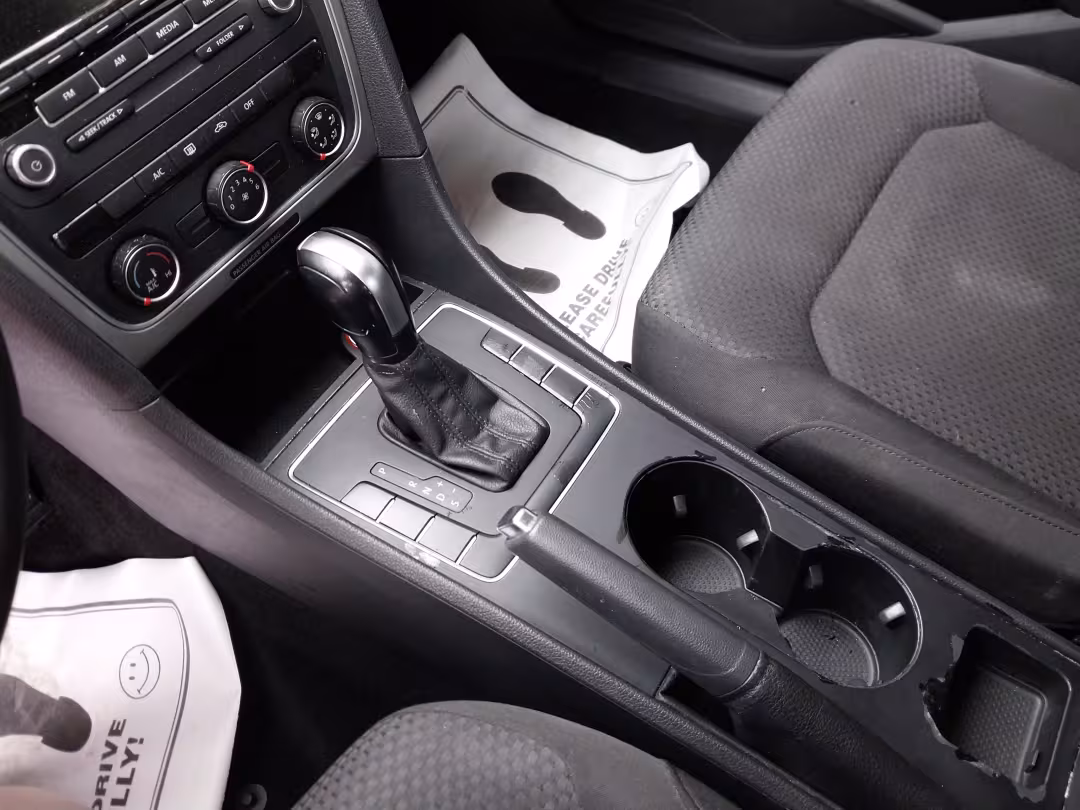 2015 Volkswagen Passat - 1VWAT7A3XFC045934 - Image #14