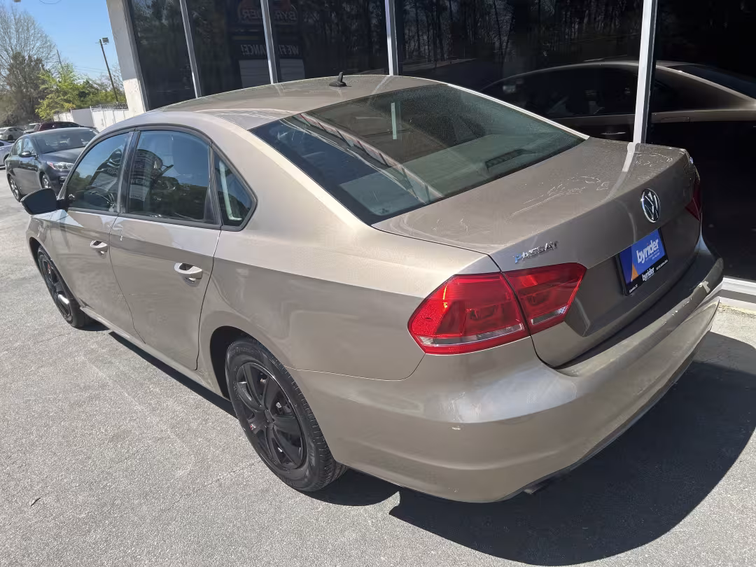 2015 Volkswagen Passat - 1VWAT7A3XFC045934 - Image #19