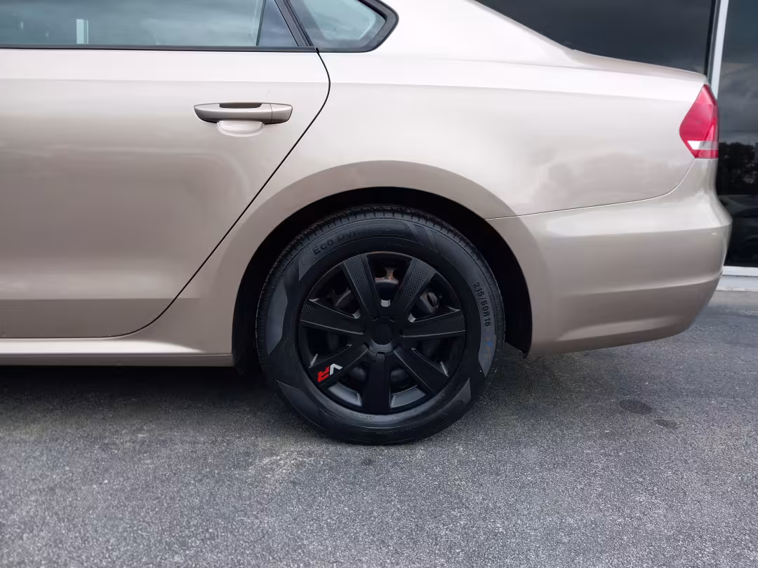 2015 Volkswagen Passat - 1VWAT7A3XFC045934 - Image #6