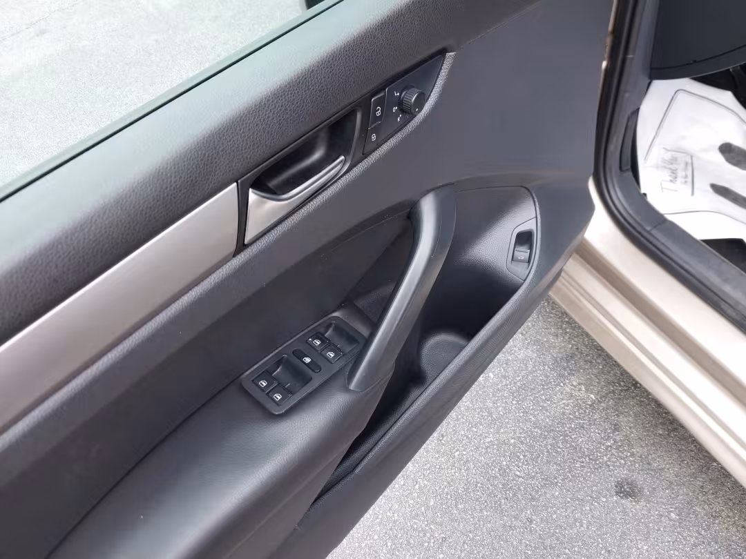 2015 Volkswagen Passat - 1VWAT7A3XFC045934 - Image #8