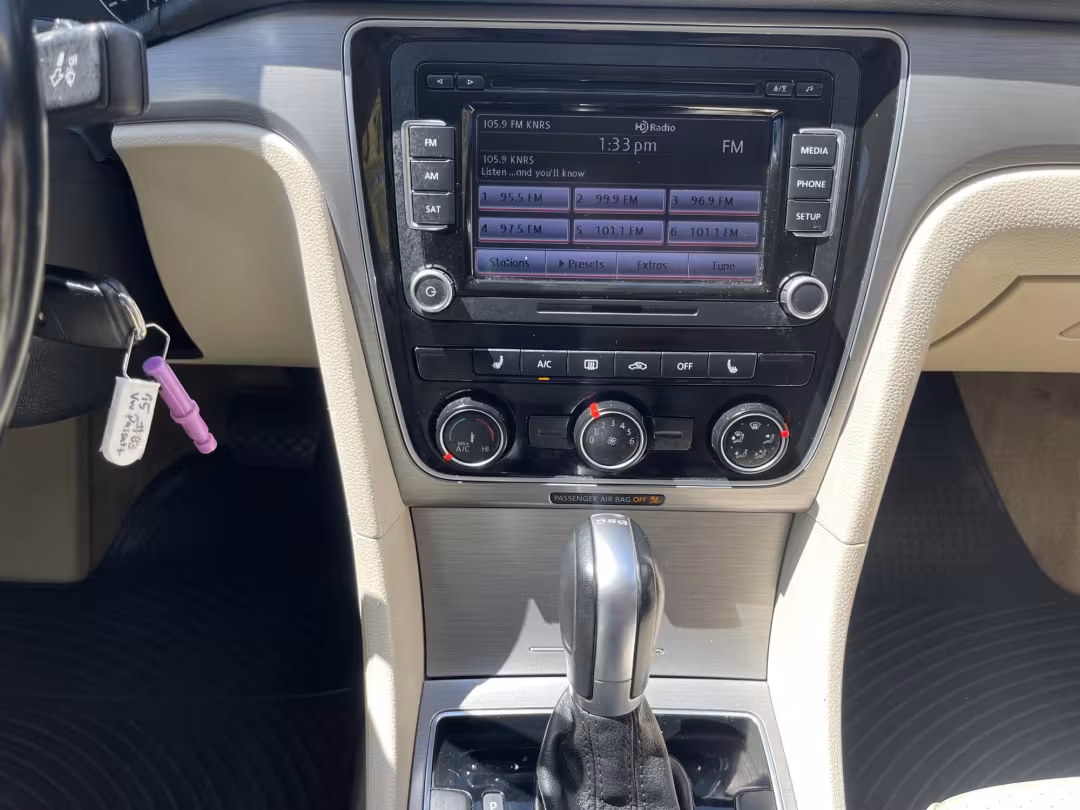 2015 Volkswagen Passat - 1VWBV7A31FC054326 - Image #16