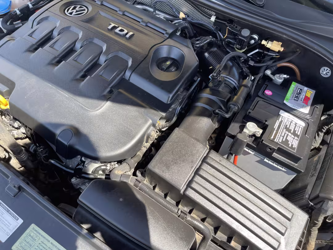 2015 Volkswagen Passat - 1VWBV7A31FC054326 - Image #25