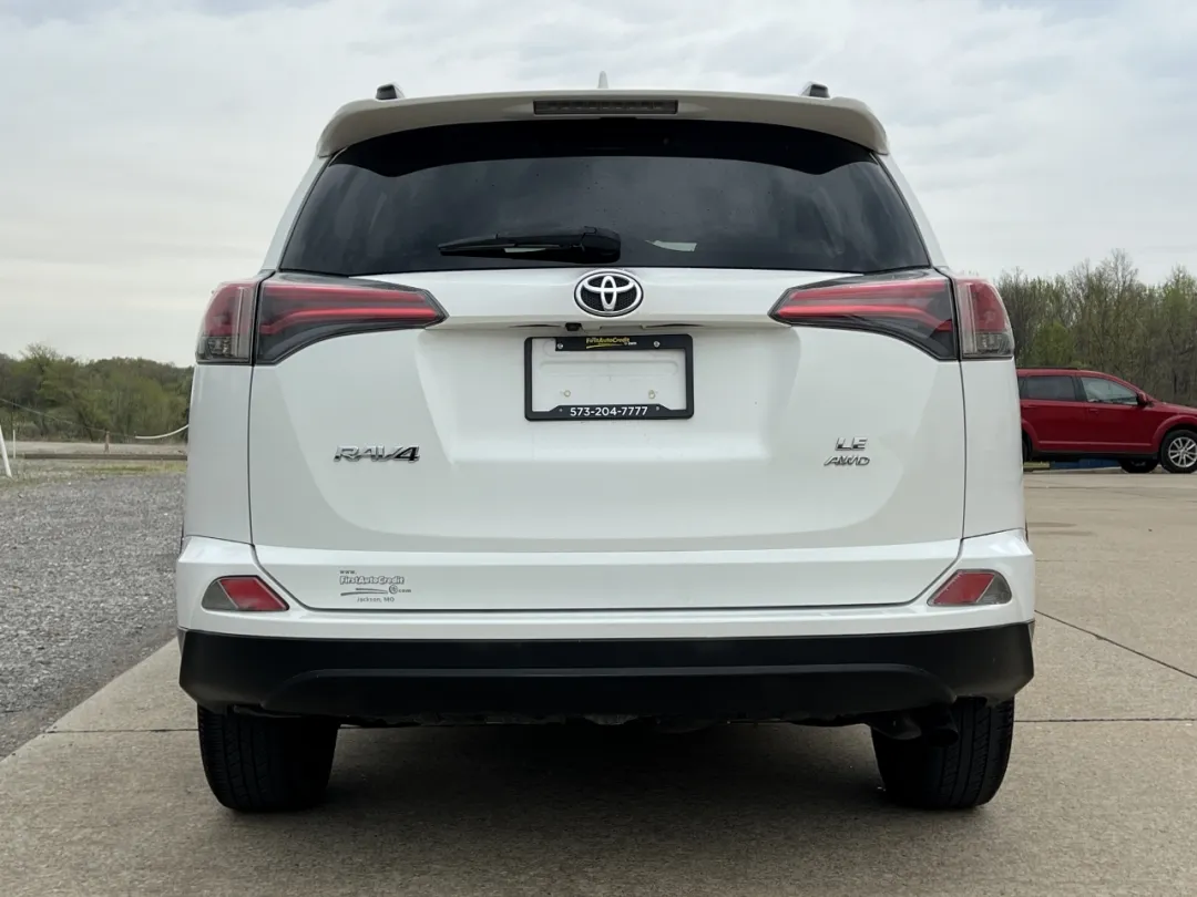 2016 Toyota RAV4 - JTMBFREV6GJ100799 - Image #10