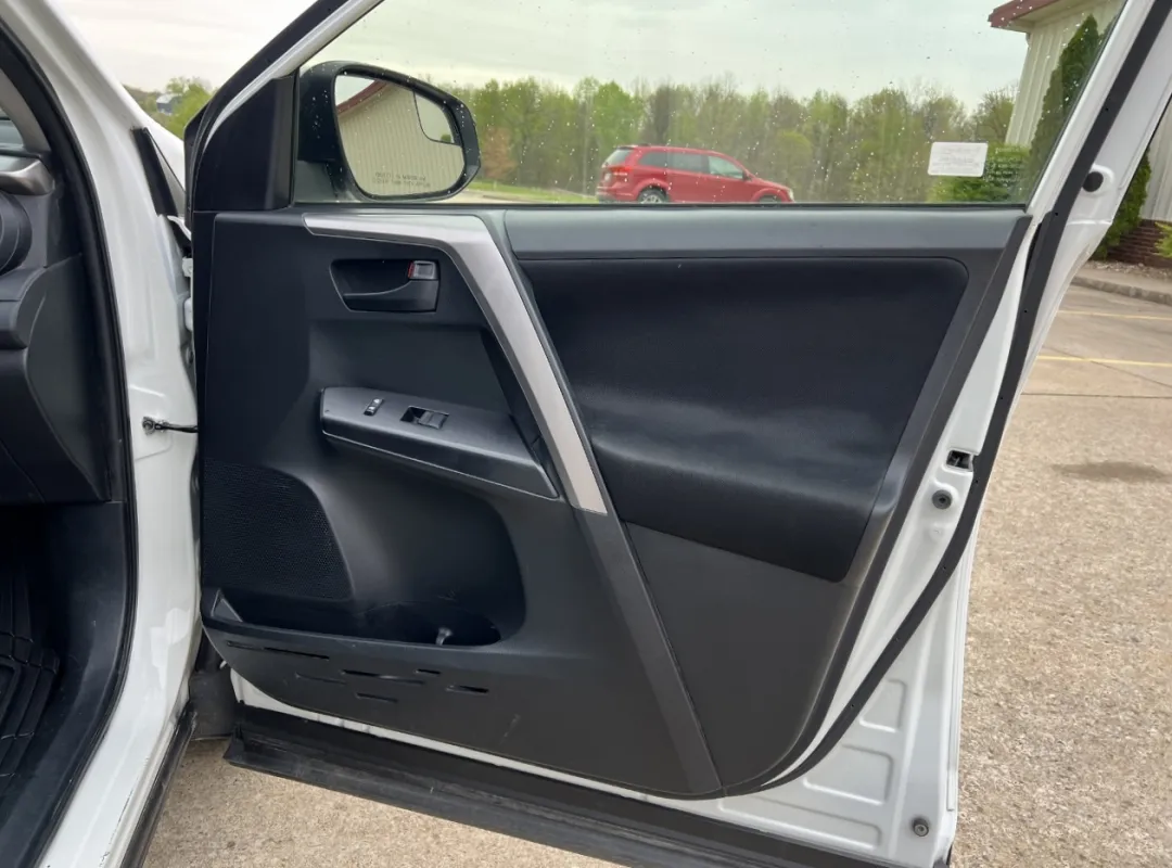 2016 Toyota RAV4 - JTMBFREV6GJ100799 - Image #14