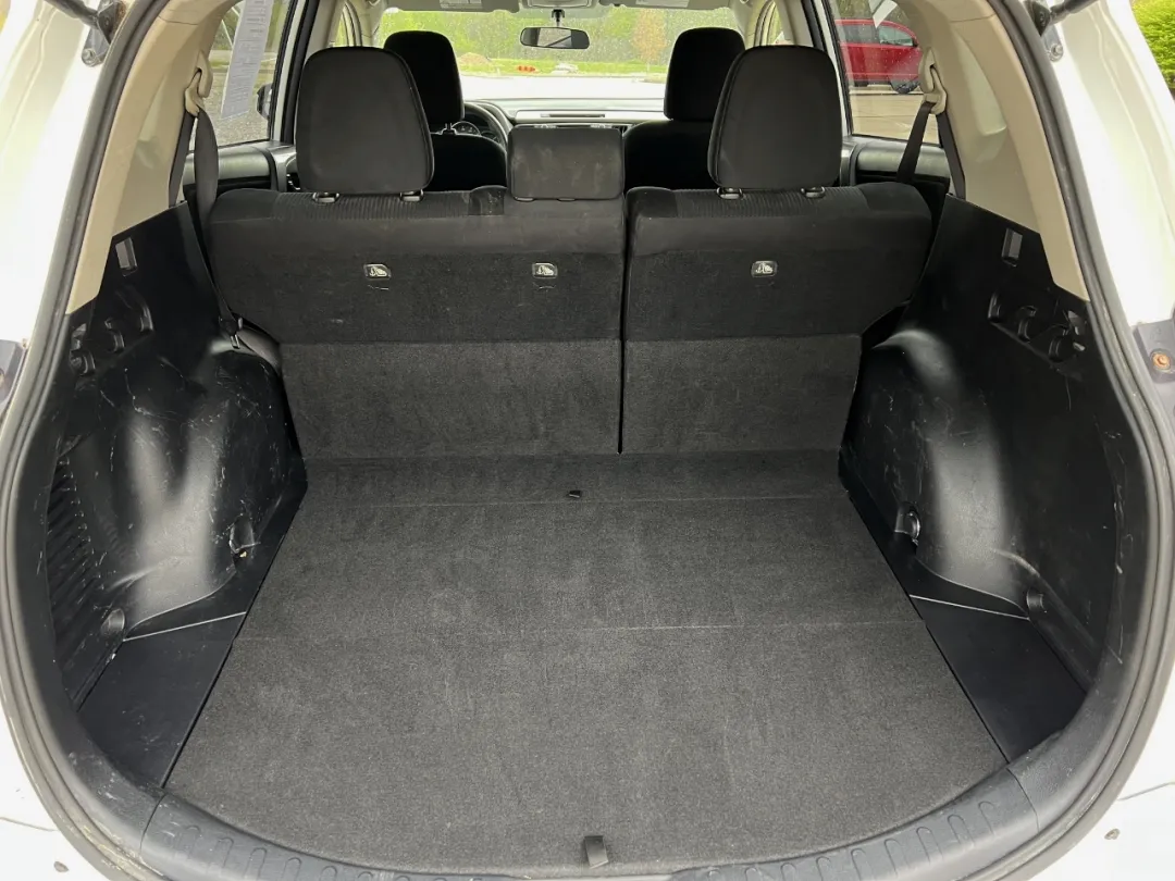 2016 Toyota RAV4 - JTMBFREV6GJ100799 - Image #19