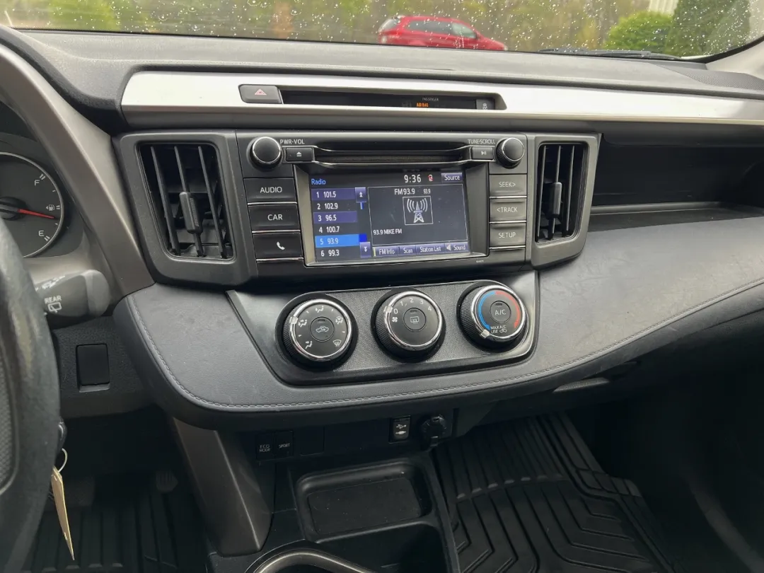 2016 Toyota RAV4 - JTMBFREV6GJ100799 - Image #24