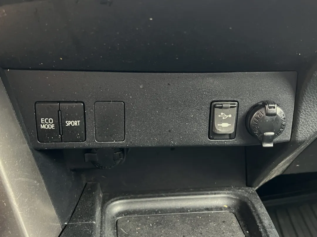 2016 Toyota RAV4 - JTMBFREV6GJ100799 - Image #27