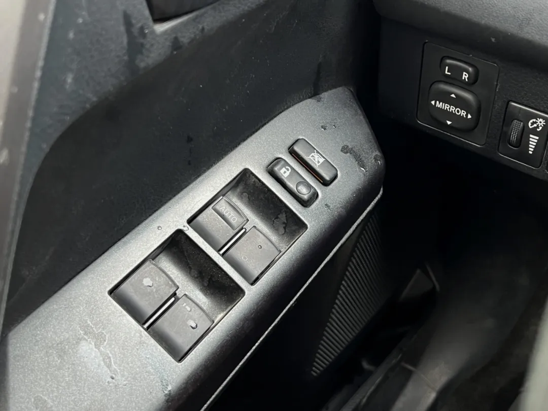 2016 Toyota RAV4 - JTMBFREV6GJ100799 - Image #28