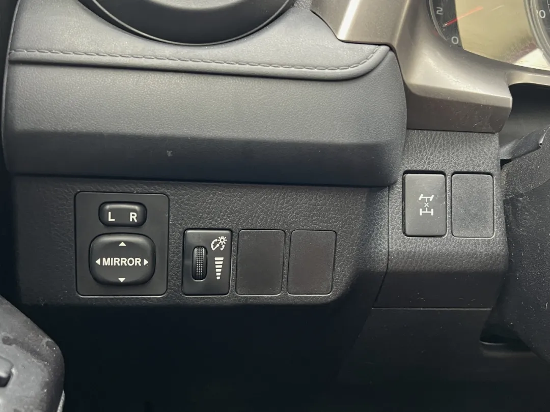 2016 Toyota RAV4 - JTMBFREV6GJ100799 - Image #29