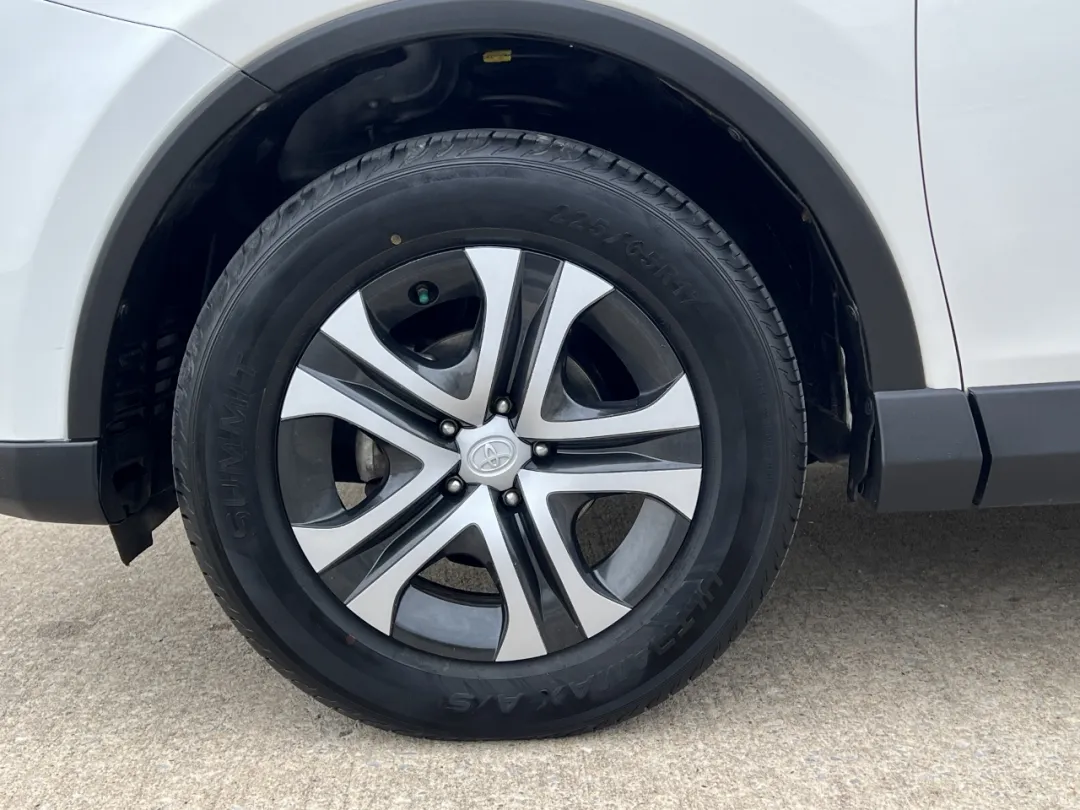 2016 Toyota RAV4 - JTMBFREV6GJ100799 - Image #32