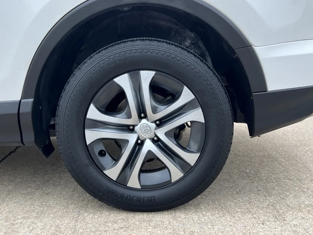 2016 Toyota RAV4 - JTMBFREV6GJ100799 - Image #34