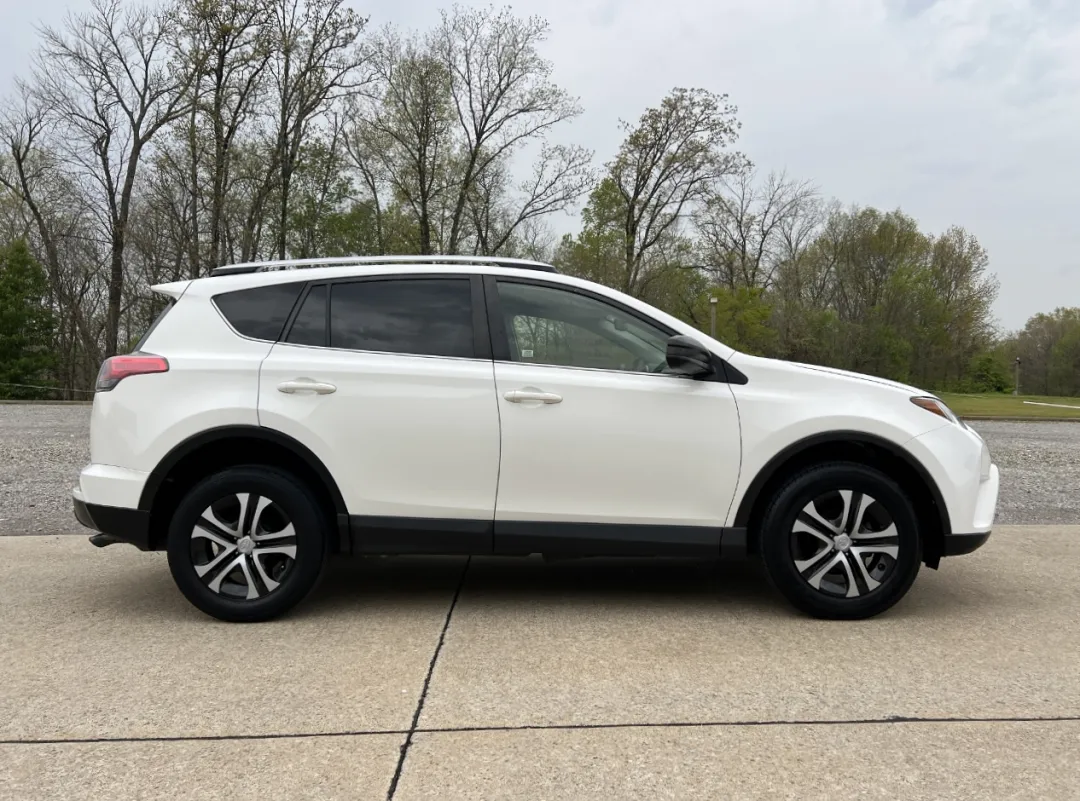2016 Toyota RAV4 - JTMBFREV6GJ100799 - Image #7
