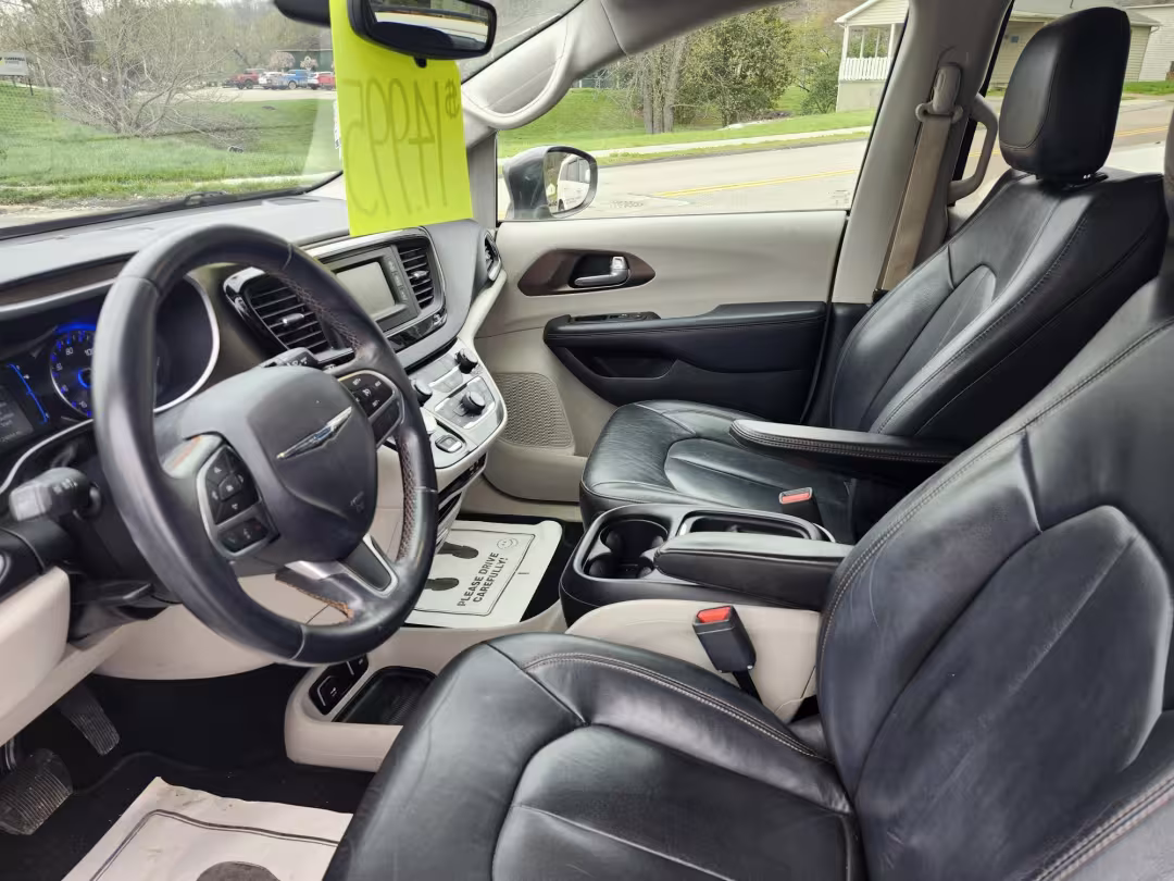 2017 Chrysler Pacifica - 2C4RC1BG6HR505508 - Image #2