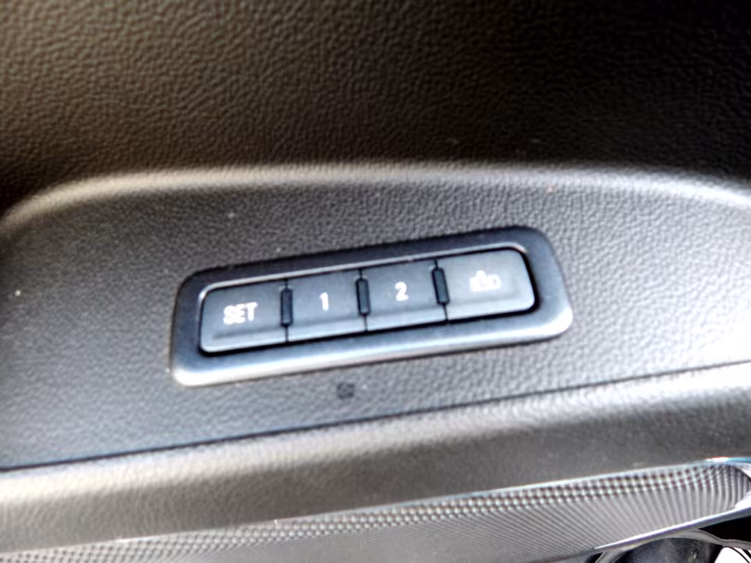 2017 GMC Yukon XL - 1GKS2HKJ6HR380450 - Image #18