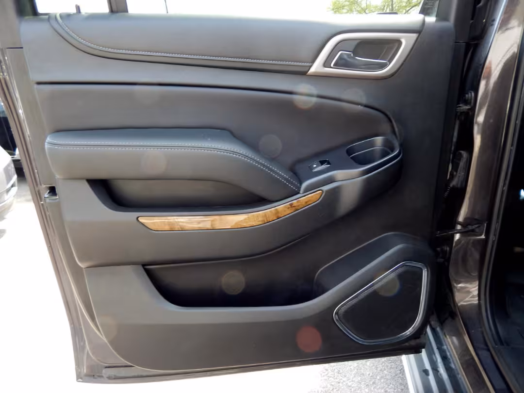 2017 GMC Yukon XL - 1GKS2HKJ6HR380450 - Image #32