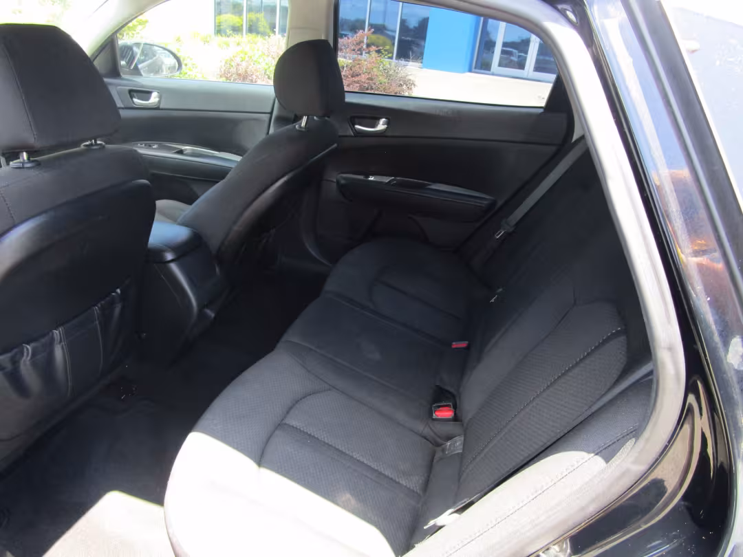 2017 Kia Optima - 5XXGT4L3XHG146032 - Image #2